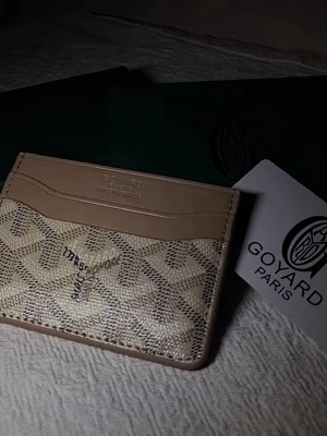 Go plånbok - Stilrent kortfodral i ljus design – helt nytt  Säljer ett elegant och smidigt kortfodral i ljus färg med stilrent mönster och detaljer i beige. Perfekt för dig som vill ha något enkelt men samtidigt snyggt.  Helt nytt och oanvänt, i perfekt skick. Tar liten plats men rymmer det viktigaste.