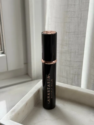 Anastasia Beverly Hills mascara  - Helt ny oöppnad mascara från Anastasia Beverly Hills, säljer pga använder enbart vattenfast mascara! 