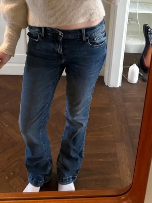 Mörkblå boutcut  jeans ltb  - Säljer dessa boutcut, lågmidjade jeans ifrån LTB. Säljer dom då dom inte kommer till användning. Dom är i jättebra skick!! Skriv vid frågor/fler bilder osv💕💕 jag är 1,72 för referens.