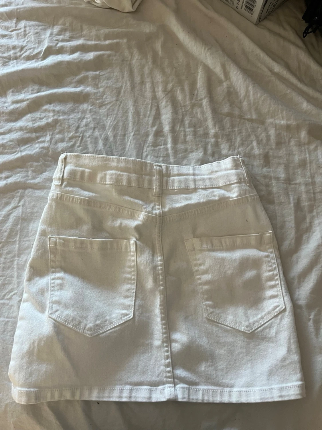 Vit jeanskjol med bälte - 1