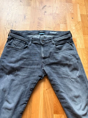 Grå slim fit jeans från Replay - Köpte jeansen för 2200 på åhlens. Är i storlek W34 L32 och är mycket bra skick.