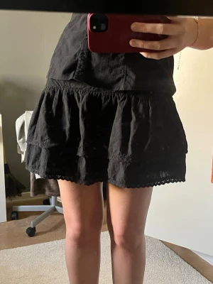 Neo noir kjol - jättenajs kjol med söta broderingar  🌸🌸🌸