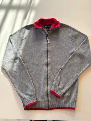 H&M Cardigan - Snygg grå stickad cardigan från H&M. Helt utan defekter eller fläckar.