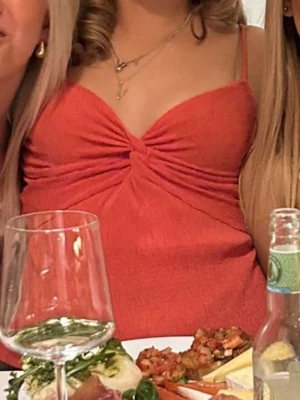 Rosa linnetopp med twistdetalj - Trendig rosa linnetopp med smala axelband och snygg twistdetalj framtill. Toppen har en lätt rynkad struktur och är perfekt för varma dagar. Super fin och perfekt till sommaren❣️
