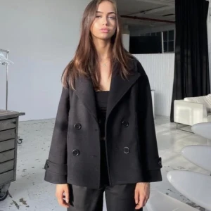 Svart jacka - Säljer min svarta kappa från Design By Si, jättebra sick🙏🏼 