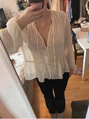 Vit prickig blus från Zara - Säljer denna fina blus från Zara, inga defekter!💘