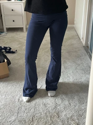 Längre yoga pants - Marinblå, flare yoga pants som aldrig är använda (prislapp kvar), jag är 170 och byxorna är för långa. Storlek 170-176 