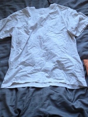 Vit t-shirt från Levi's med broderad logga - Klassisk vit t-shirt från Levi's. Den rä helt ny och säljer pga fel storlek. 