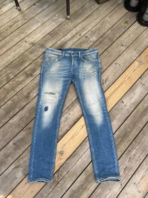 Dondup George jeans  - Dondup George jeans i bra skick, storlek 33 passar bra på vanligtvis folk som har 32 också, även i grymt pris, skriv vid intresse🙏🏻
