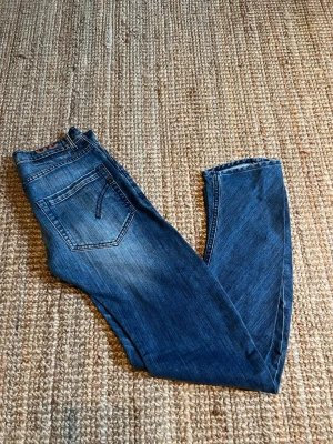 Dondup jeans - Säljer ett par riktigt feta mörkblå jeans från Dondup med avslappnad passform. Passar perfekt nu inför sommaren. Hör av er vid intresse eller frågor. Dondups storlekar är lite skumma men W33. 