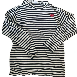 Cdg tröja  - Cdg långarmad tshirt perfekt till sommaren. Tröjan är i fint skick. Skriv gärna vid fler funderingar.