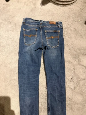 Blå jeans från Nudie Jeans - Blå nudie jeans W29 L32, ny pris 1700, mycket bra skick 