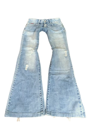 Ljusblå vintage superlågmidjade bootcut jeans - Så sjukt snygga vintage ljusblå superlågmidjade bootcut jeans! Midjemått: 37 cm Innebenslängd: 80 cm