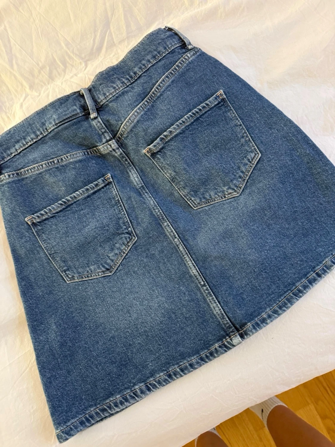 Blå denimkjol med slitningar - 3