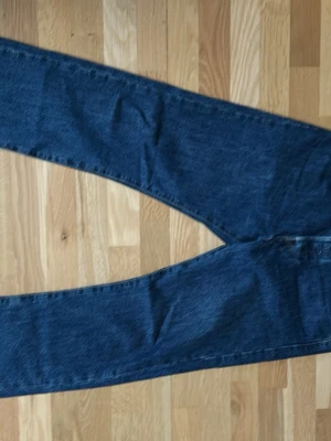 Levi's 501 blå jeans W31 L30 - Klassiska Levi's 501 jeans i mörkblått. Knappt använda!