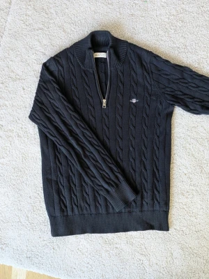 Gant half zip  - Tja!🏄🏽 Säljer ni denna sjukt snygga ribbstickade half zip från Gant då den inte passar mig längre. Den är väldigt populär och kan vara skön att ha på en sommarkväll 🌅 köptes ett tag sedan på kids Brand Store.  - Nypris = 1200kr❌ | vårt pris = 399kr ✅. Den är knappt använd och färgen är inte urtvättad. Storlek = 146-152 cm men passar även upp till 160cm 🌌. Hör av er vid frågor, pris kan diskuteras ✅💬 
