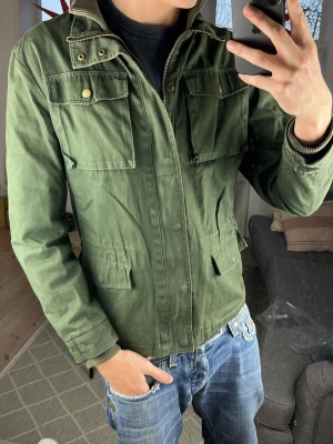 Fieldjacket olivgrön  - Trendig och väldigt skön jacka. Bra skick, skriv vid fundering. Mått: A:47 B:50 C:49 D:61 (cm) 😁🙌