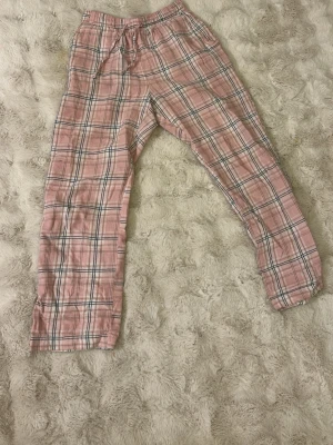 Rutiga rosa pyjamasbyxor - Mysiga pyjamasbyxor i rosa med rutigt mönster, från lager 157 ser helt nya ut använt nåra gånger 💕