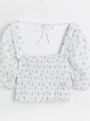 Vit blommig smockad topp - Smockad topp från h&m i storlek S med ett jättefint blom mönster. Säljer då den har blivit för liten men använt endast en gång💕 Perfekt nu inför sommaren, pris kan diskuteras☀️