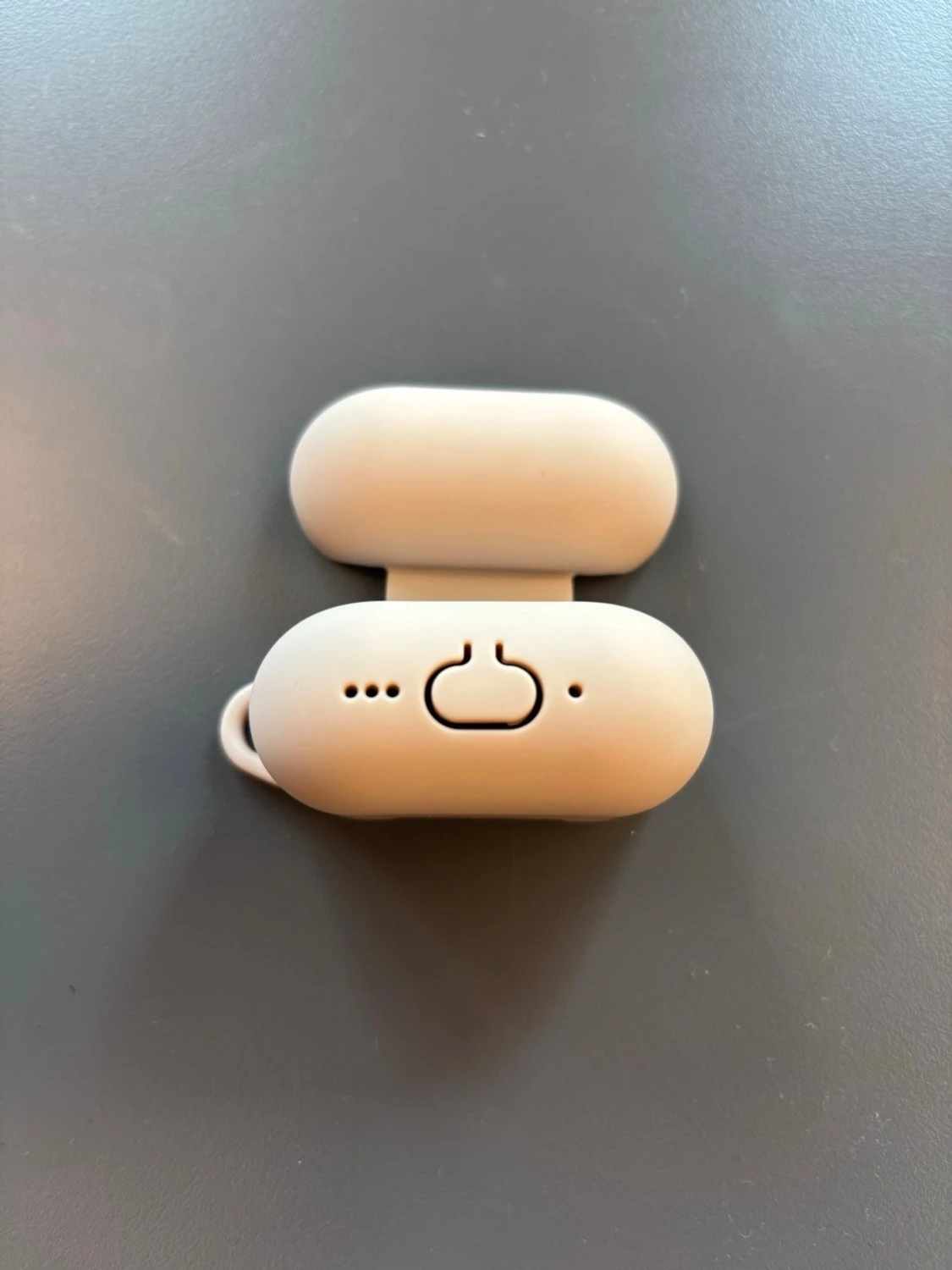 Beige silikonfodral till AirPods 4 - 2