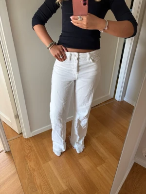 Vita jeans - Så snygga vita jeans!🤩 midjemått: 37 cm, innebensmått: 82 cm. Jeansen är uppsprättade längst ned.