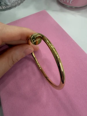 Guldpläterat armband  - Elegant och tidlös Armband som är tillverkat av rostfritt stål och pläterat med 18k guld .Ett exklusivt smycke som passar både till vardag och fest.                          Nytt skick , finns i storlek 17,19                                                        Stämplat ( kolla befogade bilder)