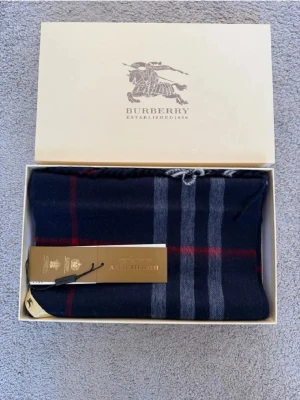  Burberry halsduk - Säljer nu dena burberry halsduk i fint skick då den inte används. Den har används få gånger och därför som ny. Allt på bilden ingår. Skriv vid frågor eller prisförslag🥂😁.