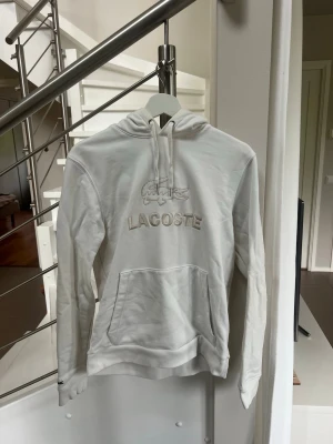 Lacoste Hoodie - Säljer min vita Lacoste hoodie då jag växt ur den. 