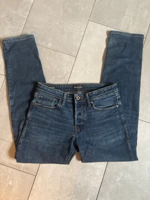 jack & jones Jeans - Mörkblå jack & jones jeans - Storlek 28/32 - Skick 9/10 - Comfort/Mike - hör av dig vid minsta fundering!