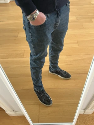 Levis Jeans 512  - Tjena, säljer ett par Levis jeans i modellen 512, Jensen är i bra skick och i storlek W30/L32 och i färgen marinblå hör gärna av dig om du har några frågor☺️5