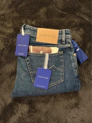 Jacob Cohën jeans  - Super snygga Jacob Cohën jeans i storlek 34, i ny skick inga tecken på användning. Nypris 5000kr mitt pris 1499kr. Hör av er vid frågor. Mvh Trend closet😊🙌
