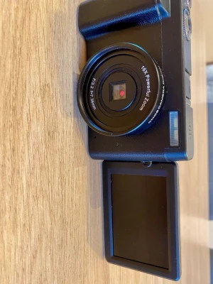  digitalkamera med flipskärm - Dröm kamera med flip skärm så man kan ta selfies!! Jätte fina filter och bildkvalité. Skriv privat för bilder! 
