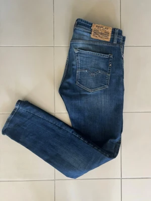 Replay Jeans  - Riktigt sköna jeans från Replay, med härlig passform. Det är en riktigt go blå färg som jeansen har och de passar verkligen till allt. Längd - 105 cm och Bredd - 45 cm  