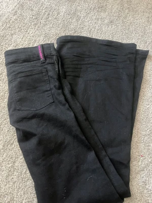 Cheap monday jeans  - De är i storlek xxs skulle jag säga, men de är utsydda i midjan ca 5 cm per sida 