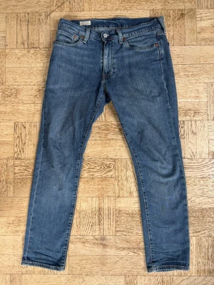 Levi's 511 slim fit jeans blå - Tidlösa Levis jeans i en snygg tvättad blå färg. St är 31/30 och sitter perfekt på er som är runt 175. Fint skick och inga defekter!