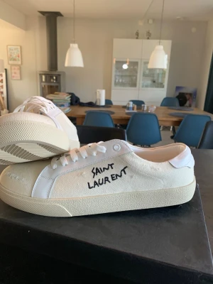 Saint Laurent skor  - Nya saint Laurent skor i färgen beige/vit. Strl 43, skriv om ni undrar över något!
