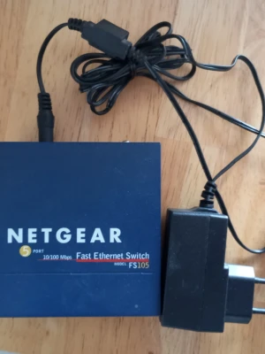 Netgear FS105 Ethernet Switch - Blå Netgear FS105 Fast Ethernet Switch med 5 portar och tillhörande strömadapter. Perfekt för att koppla ihop flera enheter i hemnätverket. Metallhölje och kompakt design gör den enkel att placera på skrivbordet.