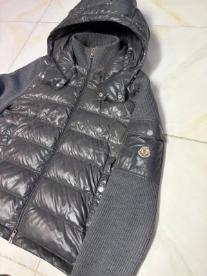 Moncler cardigan  - Moncler cardigan sällsynt färg i en limited modell. Såklart äkta, nypris 16500kr senast såld i denna färg second hand 8900kr