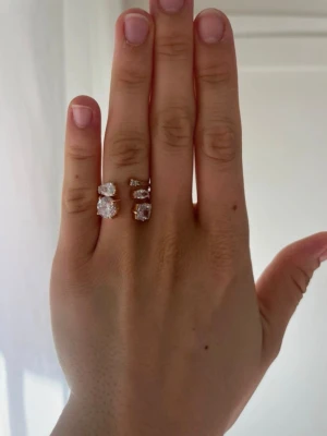 Guldig ring med kristaller  - Guld pläterad ring med 18k guld💗 Det är CZ kristaller.  Är från mitt UF-företag! Grundmaterialet är mässing!🌸