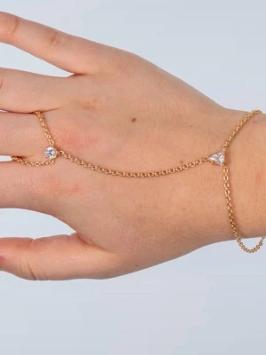 Guldigt handkedjearmband med kristaller  - Säljer guld pläterat armband i 18k med CZ kristaller - en ring kopplad till ett armband🌸 Grundmaterialet är mässing!  Om du har frågor om mått mm så är det bara att höra av sig!💗 Det är mitt UF-företag som har sålt dessa smyckena!☺️