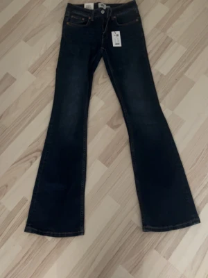 Jeans  - Mörkblåa jeans från lager. Är 170 cm lång och dom sitter bra i längden på mig. Används inte, bara testade. 
