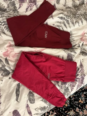 Rosa och röd seamless tights från ICANIWILL - Säljer två par snygga  seamless tights från ICANIWILL. De är högmidjade och har en tight passform som sitter perfekt för träning. Materialet är stretchigt och mjukt, vilket gör dem riktigt sköna att ha på sig. Perfekta för gymmet eller löprundan! Den ena är mörkröd och den andra är mörk rosa.  Originalpris för vardera tightsen är 600kr/st. Säljer både två för 150kr.