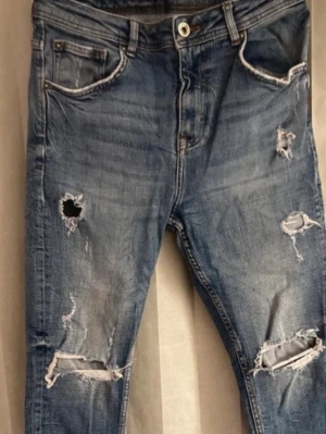 Blå slitna ripped jeans - Skitläckra jeans! Nyskick 