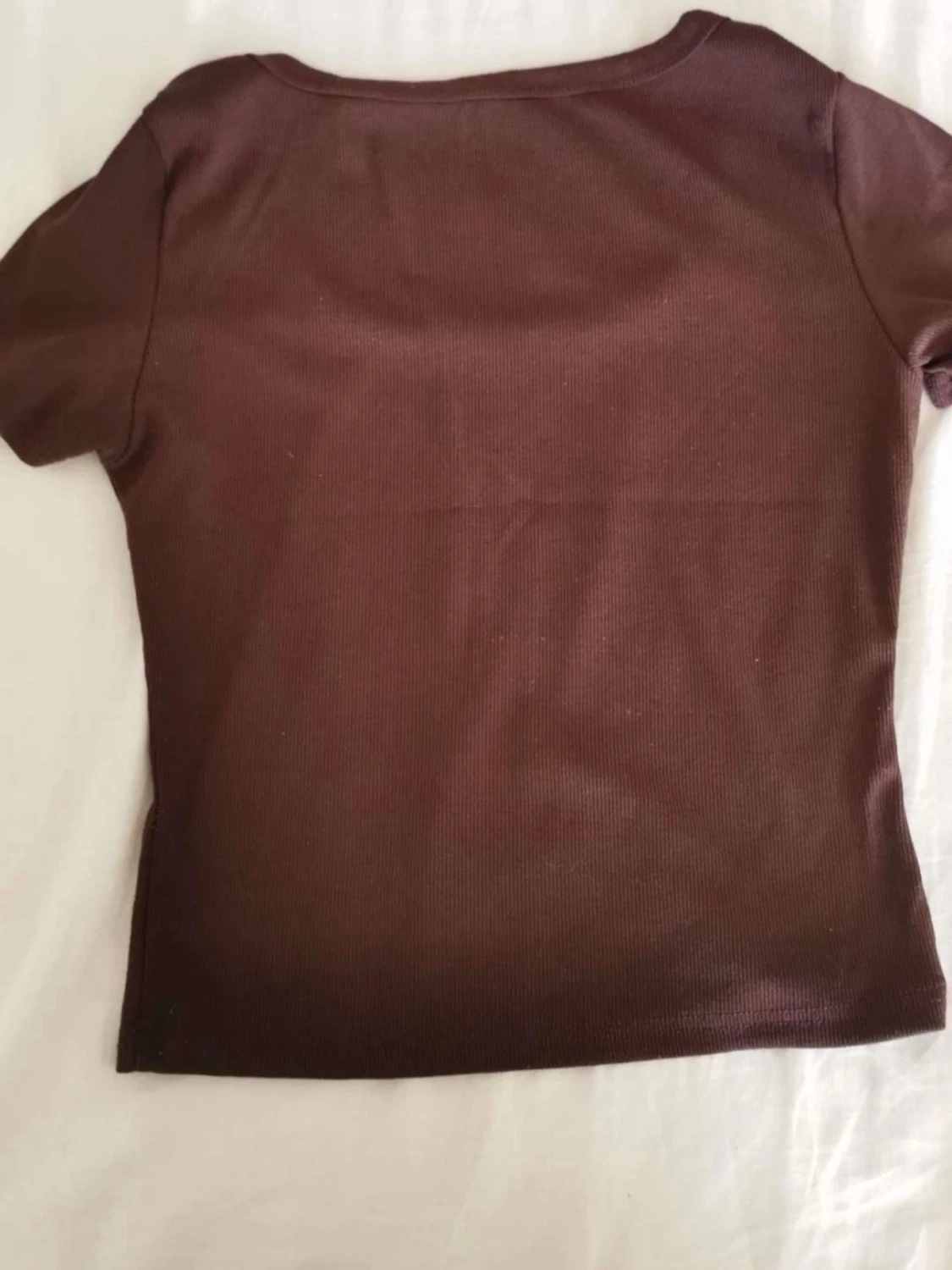 Brun ribbad topp med kort ärm - 1