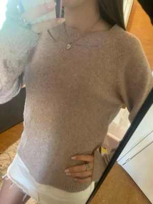 Stickad rosa/beige tröja - Mjuk stickad tröja från Vero Moda i färgen smuts rosa/beige i storlek S. Mjuk men lite nopprig.