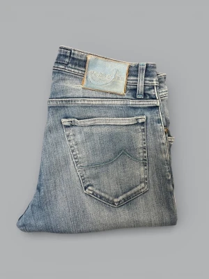 Ljusblå Jacob Cohën "622 COMFORT" Jeans - • The garment has been gently used and is in very good condition (except faded patch)  • Size: W32  • Retail price: 5500 SEK / 522€  • Jeans have been tailored. Length: 99 cm.
