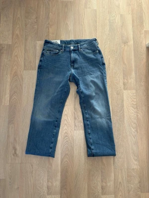 Blåa H&M jeans - Blåa H&M jeans med rak passform. Storlek W 32, L 32. Mycket bra skick!
