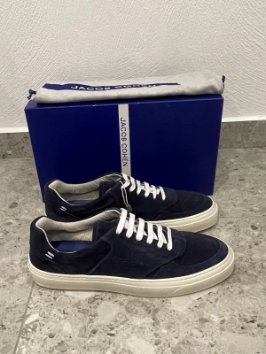 Helt Nya Jacob Cohën Sneakers - HELT NYA Jacob Cohën Sneakers || Storlek 44,5 || Box och Dustbag medföljer vid köp || Tveka inte på att höra av dig vid frågor eller funderingar 