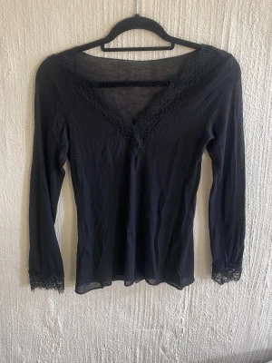 Svart intimissmitröja m spets  - Populära svart intimissmi tröja i storlek s! Säljer då den inte använts längre, jätte bra skick! Köptes för 500kr🥰