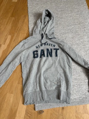 Grå hoodie från GANT! - Tjenare! Säljer denna hoodien från Gant som jag växt mig ur. Jätte skön hoodie. Pris kan diskuteras. Hör av er om ni undrar något speciellt.